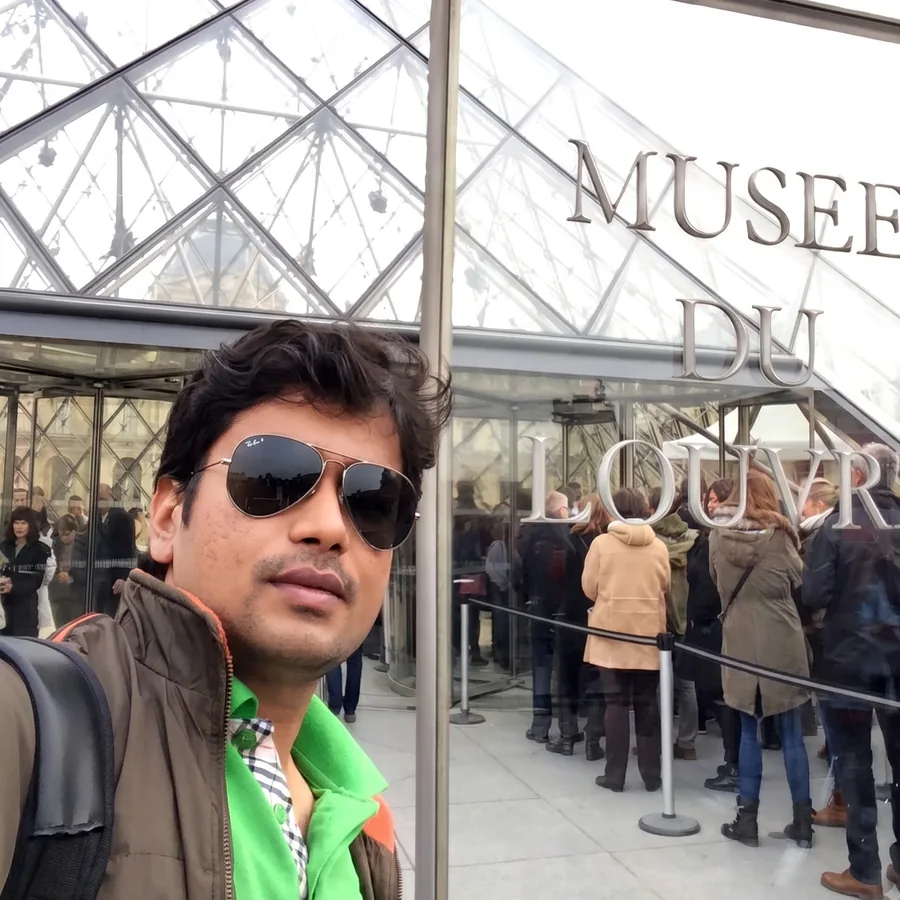 Lavi at the Louvre pyramid entrance, Paris