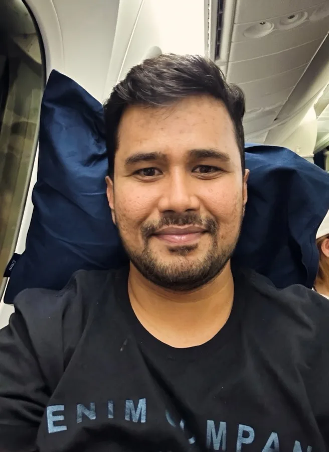 Lavi takes a close selfie in an aircraft seat.