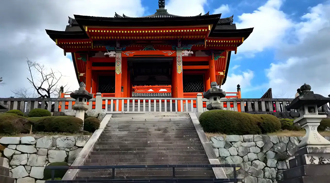 The vermilion gate at Kiyomizu