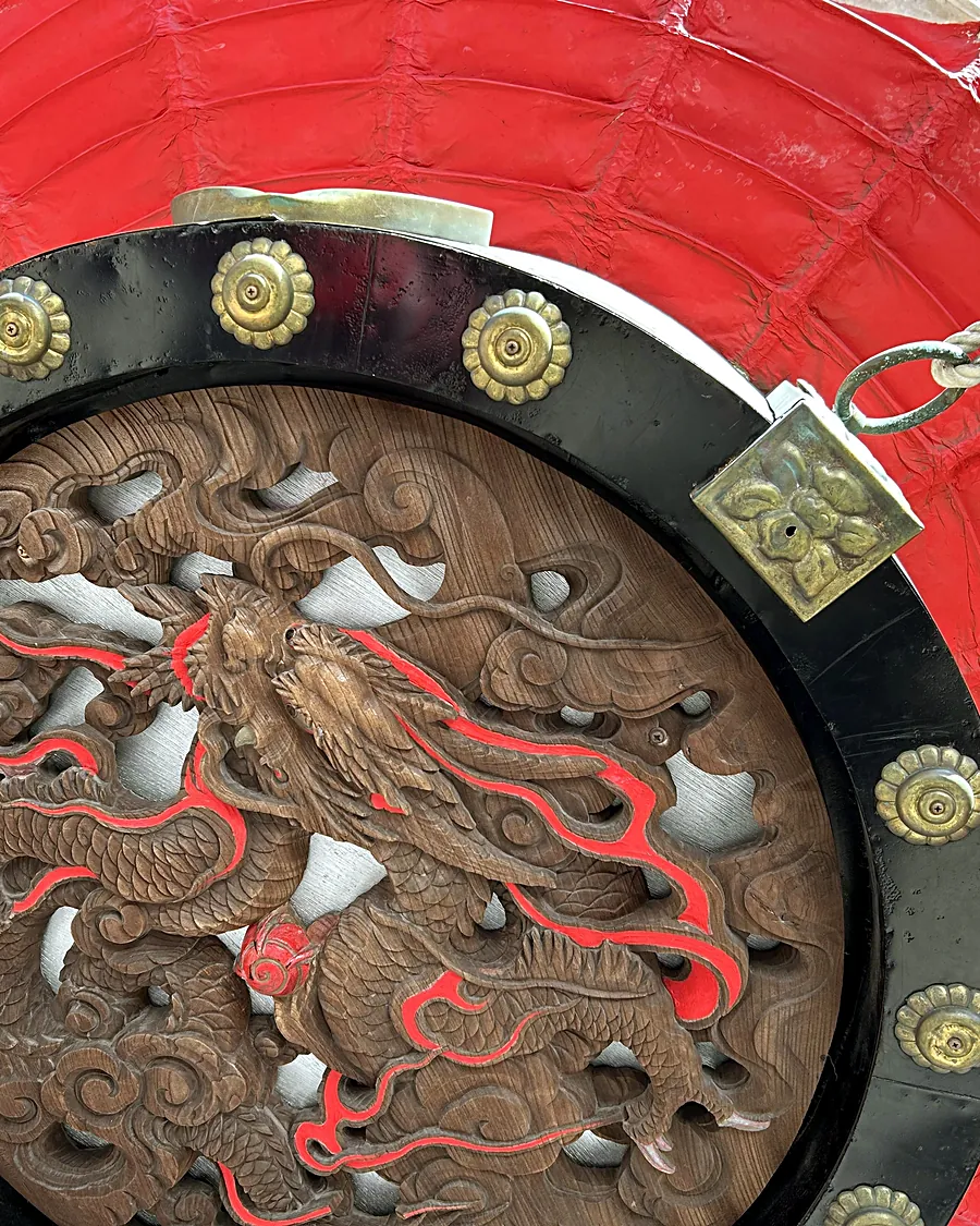 Dragon carved under the great lantern, Kaminarimon, Sensō-ji