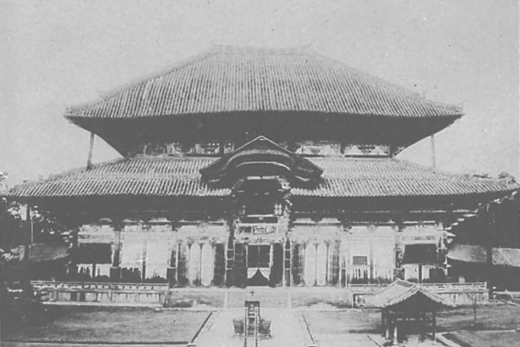 Black-and-white print of the Daibutsuden, published 1912, wooden props under the upper eaves.